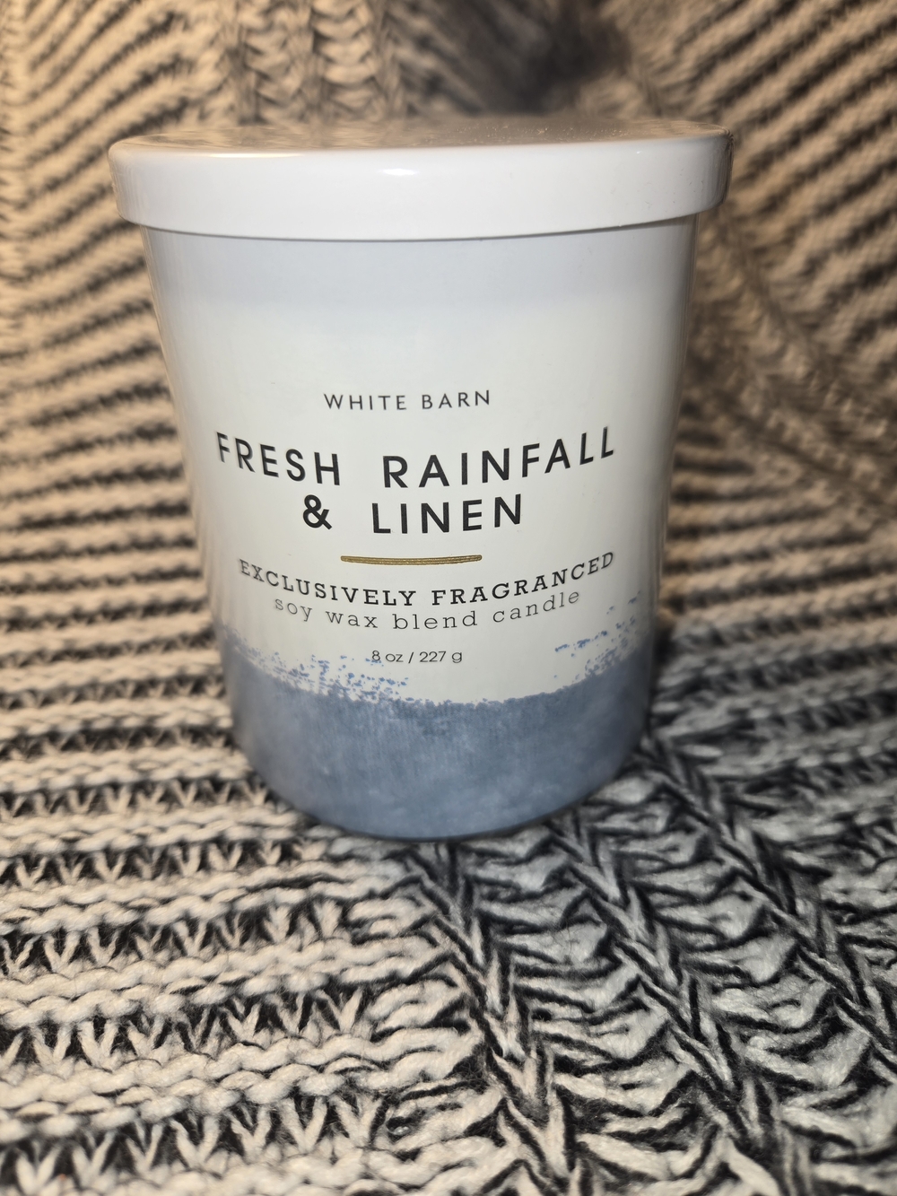 Bath & Body Works Fresh Rainfall & Linen Candle - White and Blue